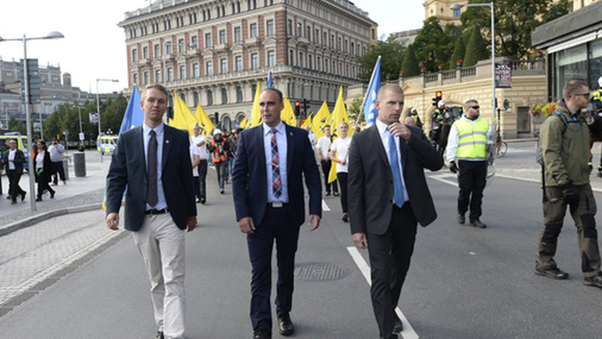 Svenskarnas parti marscherar genom Stockholm.